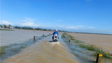 NỐI LIỀN YÊU THƯƠNG TRONG BÃO LŨ- CHUYỆN CỦA NHỮNG NGƯỜI GIỮ HUYẾT MẠCH THÔNG TIN
