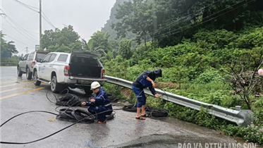 CÁC NHÀ MẠNG KHẨN TRƯƠNG KHẮC PHỤC THÔNG TIN LIÊN LẠC BỊ ẢNH HƯỞNG DO MƯA LŨ