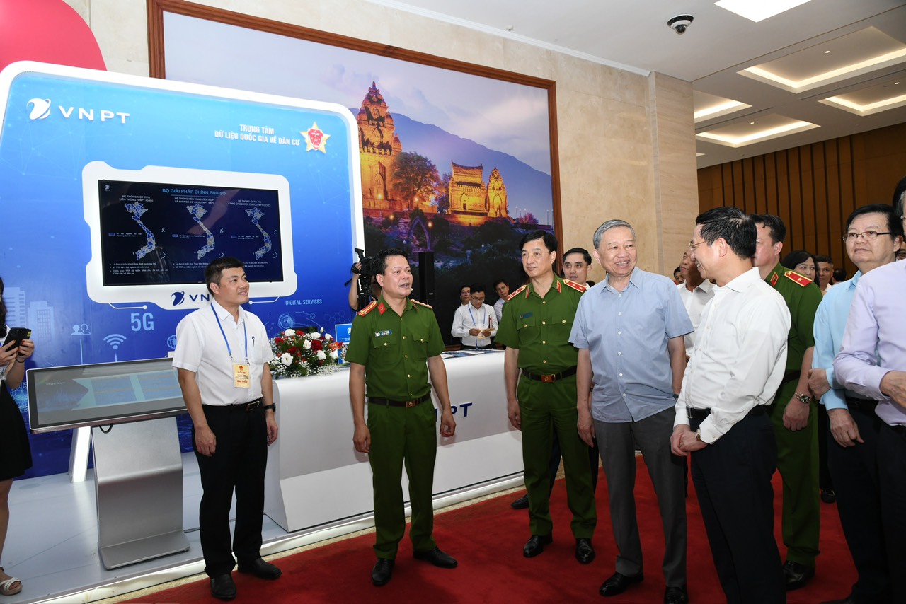 Lãnh đạo Bộ Công an và Bộ Thông tin & Truyền thông tham quan gian hàng của Tập đoàn VNPT